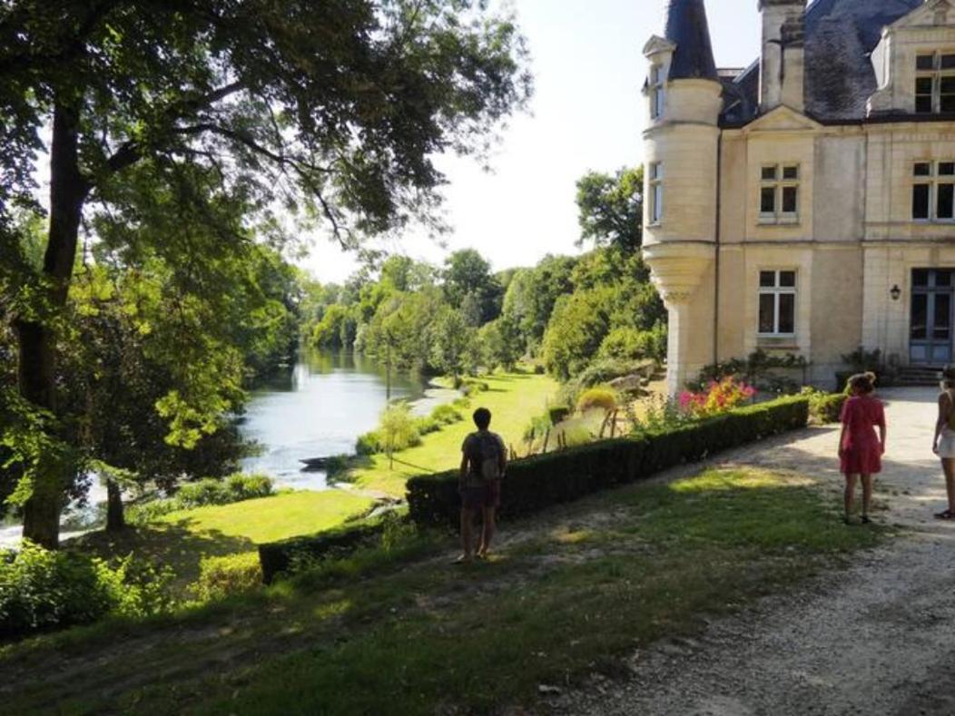 Chateau Des Loups - Les Cedres Bleus Echire Exterior photo