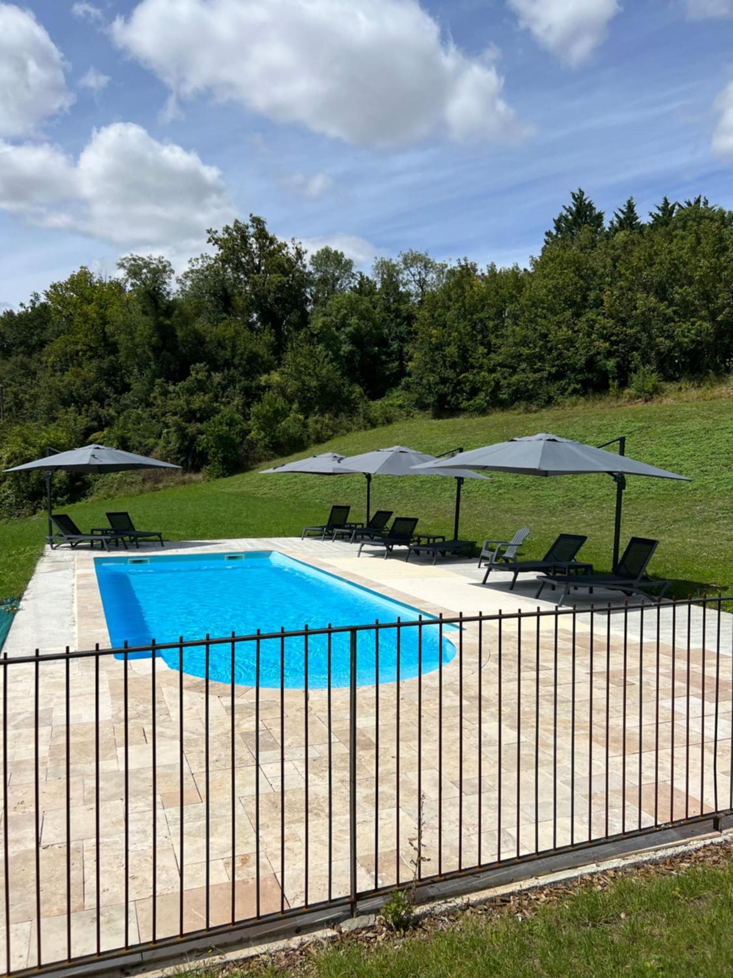 Chateau Des Loups - Les Cedres Bleus Echire Exterior photo